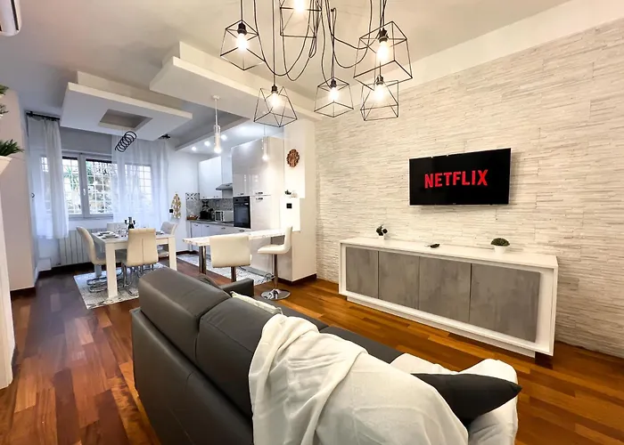 Unique House - 3 Bedrooms & 2 Bathrooms With 4 Beds - 100 Meters To The Metro