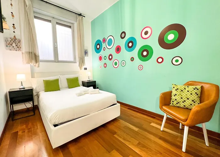 Unique House - 3 Bedrooms & 2 Bathrooms With 4 Beds - 100 Meters To The Metro